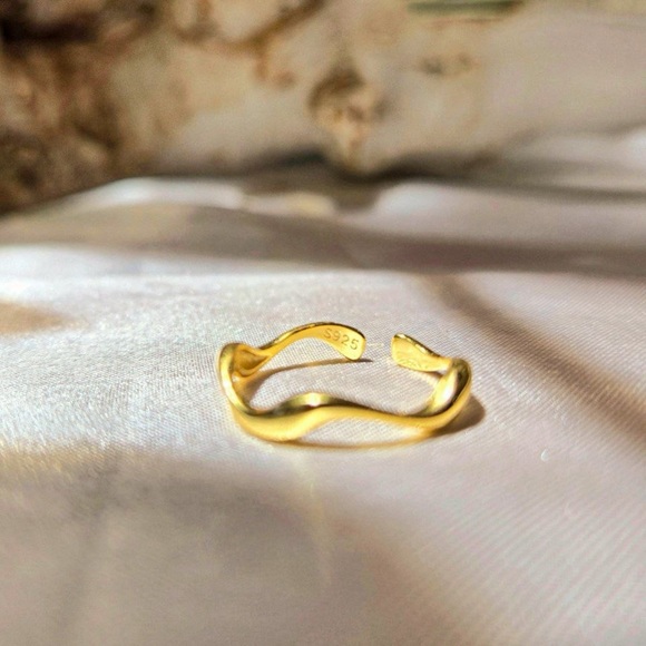 925 Sterling Silver Chic Wavy Statement Ring, Unique Modern Jewelry - Picture 1 of 4